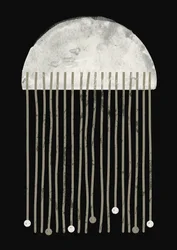 Minimalistická šedá v dešti