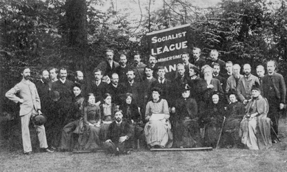 William Morris a Hammersmith Socialist League, kolem roku 1885 (černobílá fotografie)