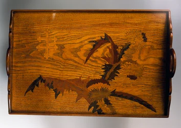 Dřevěný tác s intarzovanou dekorací bodláků, zhotovený Émilem Gallém (1846-1904), 40 x 42 cm, Francie, 20. století