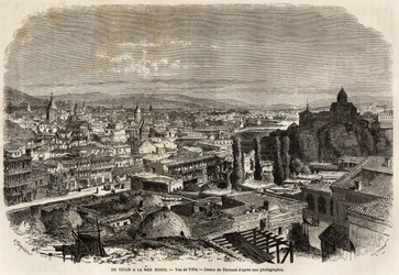 Pohled na Tiflis neboli Tbilisi, kresba Théoronda k ilustraci cesty pana Moyneta v roce 1858 k Černému moři a Kaspickému moři. Rytina v „Le Tour du monde, nouveau journal des voyages“, Paříž
