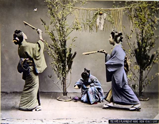 Mladé japonské dívky hrající Hanetsuki, kolem roku 1900 (barevná fotografie)