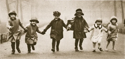 Řada dobře oblečených dětí běžících v Hyde Parku z Wonderful London, publikovaná 1926-27 (hlubotisk)