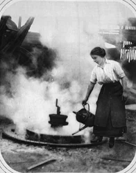 Pohotový pomocník v době války: slečna Edith Hawleyová chladící kolo, ilustrace z The Illustrated War News, 6. září 1916