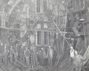 Blackwall Tunnel: skupina dělníků stojí ve vzduchové komoře, 1894