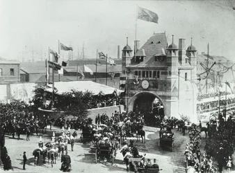 Blackwall Tunnel: koňské povozy projíždějí vstupním slavnostním otevřením tunelu, 1897