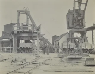 Blackwall tunel: šachta a dělníci při stavbě tunelu, 1893