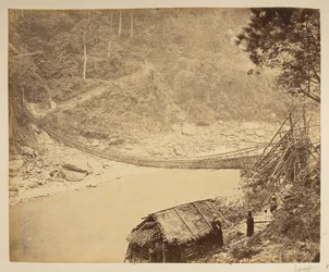Visutý most přes řeku Teesta, mířící do Bhootanu.  Pohledy na Darjeeling. 70. léta 19. století