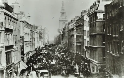 Cheapside, při pohledu na východ k Bow Church, City of London, 1880