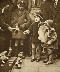 Děti shlukující se kolem pouličního prodavače, Holborn (sépiová fotografie)