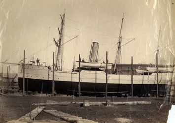 Čínský výnosový křižník „Li Kin“ nebo její sesterská loď „Kai Pan“ na skluzu připravené ke startu, 1888