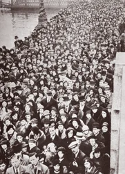 Davy čekající na přístup do Westminster Hall, během ležení ve státě George V, 1936