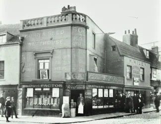 Deptford Broadway: pouliční scéna s průčelími obchodů, Londýn, 1897