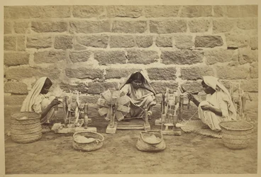 Vězeňkyně navíjející bavlnu na kolovrátky ve věznici Karáčí. Fotograf: Michie and Company c. 1873173 mm x 260 mm Archeologický průzkum indických sbírek: Indie Office Series (svazek 52).