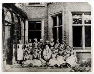 Florence Nightingale se sirem Harrym Verneym a slečnou Crosslandovou, uprostřed skupiny sester v Claydon House, 1886