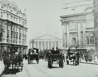 Od Queen Victoria Street po Mansion House Street s Royal Exchange, City of London, 1895