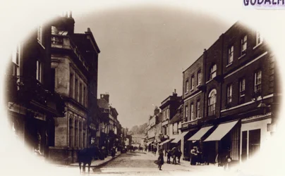 Godalming High Street, Surrey, cca 1900 (sépiová fotografie)