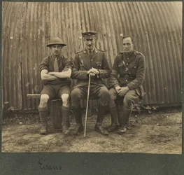 Skupina tří vojáků před chatou Nissan, kolem roku 1914-18