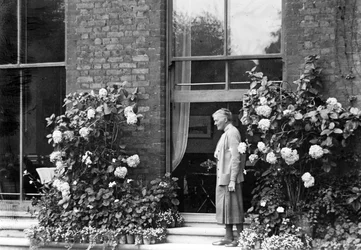 Gulielma Listerová ve svém domě, Sycamore House, Leytonstone, kolem roku 1930