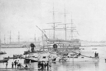 HMS Victory v přístavu Portsmouth, cca 1870 (černobílá fotografie)