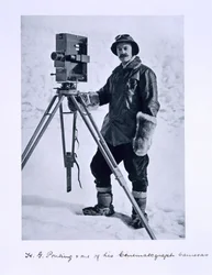 Herbert Ponting (1870-1935) s kinematografickou kamerou na expedici Terra Nova (1910-13) na jižní pól pod vedením kapitána Scotta, 1910-12
