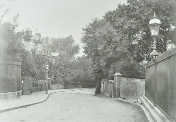 Highgate Archway: východní přístup se starou lampou připevněnou k zábradlí, 1896
