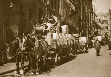 Zvednutí papíru do kanceláře novin (sépiová fotografie)