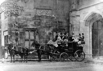 Koňský kočár před novogotickým zámkem, c.1870-90