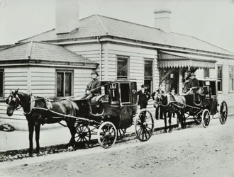Kabiny tažené koňmi na nádraží Westbourne Park, 1885