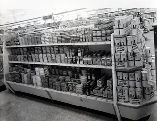 Ulička s domácími potřebami, obchod Woolworths, 1956