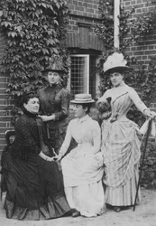 Jennie Jerome, později lady Randolph Churchill, s matkou a sestrami