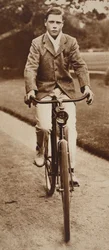 Král Edward VIII na kole v roce 1911