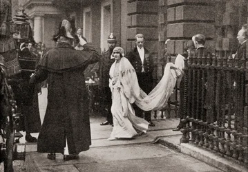 Lady Elizabeth Bowes Lyon na cestě na svatbu 26. dubna 1923 s H.R.H. Vévoda z Yorku, pozdější král Jiří VI., z Příběhu dvaceti pěti let, vydaný v roce 1935