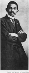 Mahátma Gándhí (1869-1948) jako advokát v Jižní Africe, kolem roku 1900