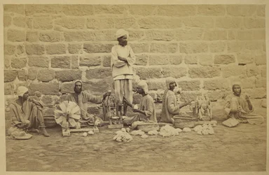 Mužští vězni navíjející bavlnu na kolovrátky ve věznici Karáčí. C. 1873160 mm x 250 mm Fotograf: Michie and Company Archaeological Survey of India Collections: India Office Series (svazek 52).
