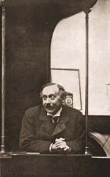 Pan Herbert Gladstone v boxu svědků u soudu s Emmeline Pankhurstovou a dalšími