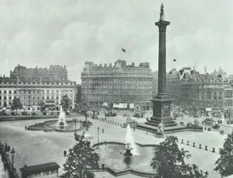 Nelsons Column, Trafalgar Square, Westminster LB: při pohledu na jihovýchod, 1895