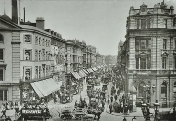 New Oxford Street: při pohledu na východ od Saint Giles Circus, 1895