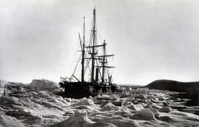Severní pól:" Alert" uvízl u mysu Beechey, Robesonův kanál - in "Narrative of a voyage to the Polar See during 1875-76", G.S. Nares, ed. London