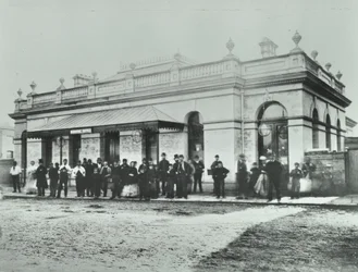 Stanice Notting Hill Gate: exteriér Metropolitan Railway, 1868