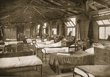 Jedna z ložnic, Donington Hall, ilustrace z německých vězňů ve Velké Británii (hlubotisk)