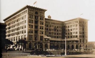 Peninsula Hotel, Kowloon, Hong Kong, z alba fotografií týkajících se služby Pte H. Chicka, 1940