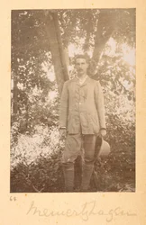 Portrét Richarda Meinertzhagena od Baileyho na indických fotografiích F.M. Bailey 1900-03 (sépiová fotografie)