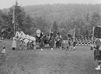 Královna Viktorie představující barvy Cameron Highlanders, 1873