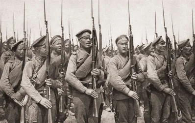 Ruská pěchota na přehlídce a předvádění zbraní během první světové války, z The Illustrated War News, 1915