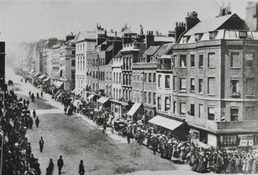 Saint Jamess Street, Westminster LB: při pohledu na sever od Pall Mall, 1889