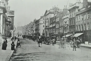 Saint Jamess Street, Westminster LB: při pohledu na sever od Pall Mall, 1895
