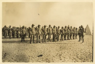 Ukazuje část mé roty na přehlídce v Šúše - Libyjská poušť, 6:30, září 1916