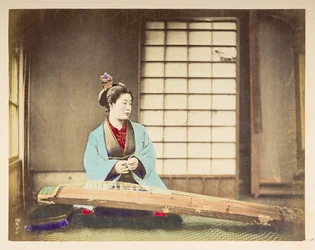 Zpívající dívky [Japonsko], Studiový portrét Japonky, sedící se strunným nástrojem (druh citery) položeným na podlaze před ní,  Fotograf: Neznámý  Lucas Collection: Fotografický záznam světového turné Charlese Jamese a Mo