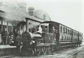 South Dock Station: čtyřkolová spřažená tanková lokomotiva na stanici, 1880