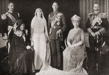 Britská královská rodina na svatbě vévody a vévodkyně z Yorku, 1923, z Příběhu dvaceti pěti let, vydaného v roce 1935